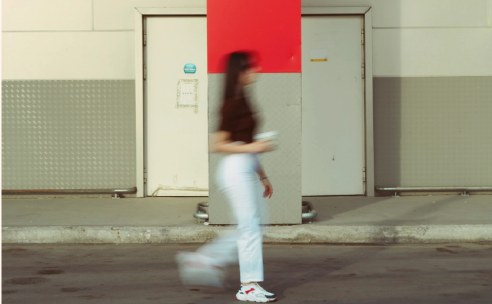 Femme marchant dans la rue